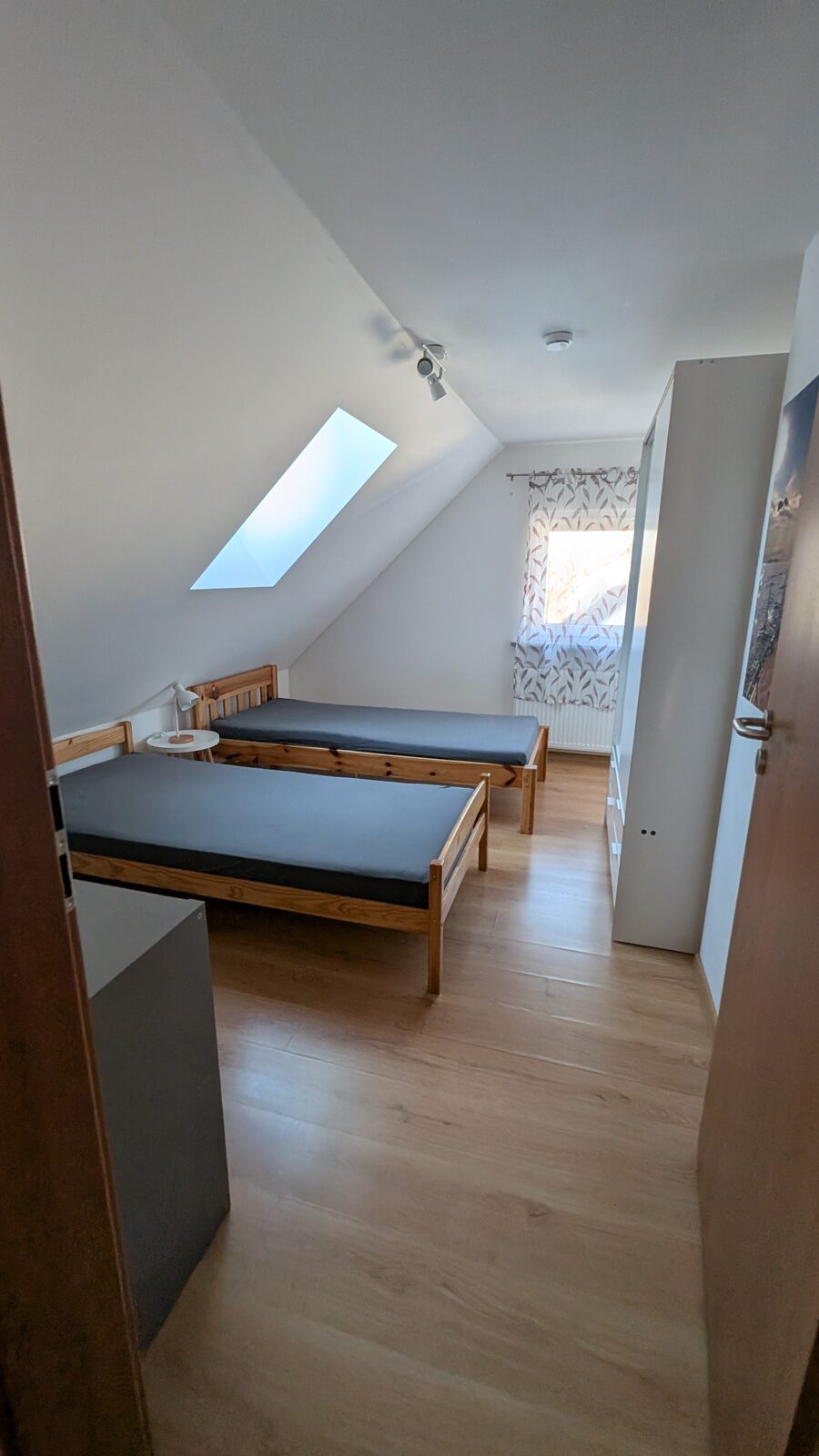 Schlafzimmer mit zwei Einzelbetten und Schrank