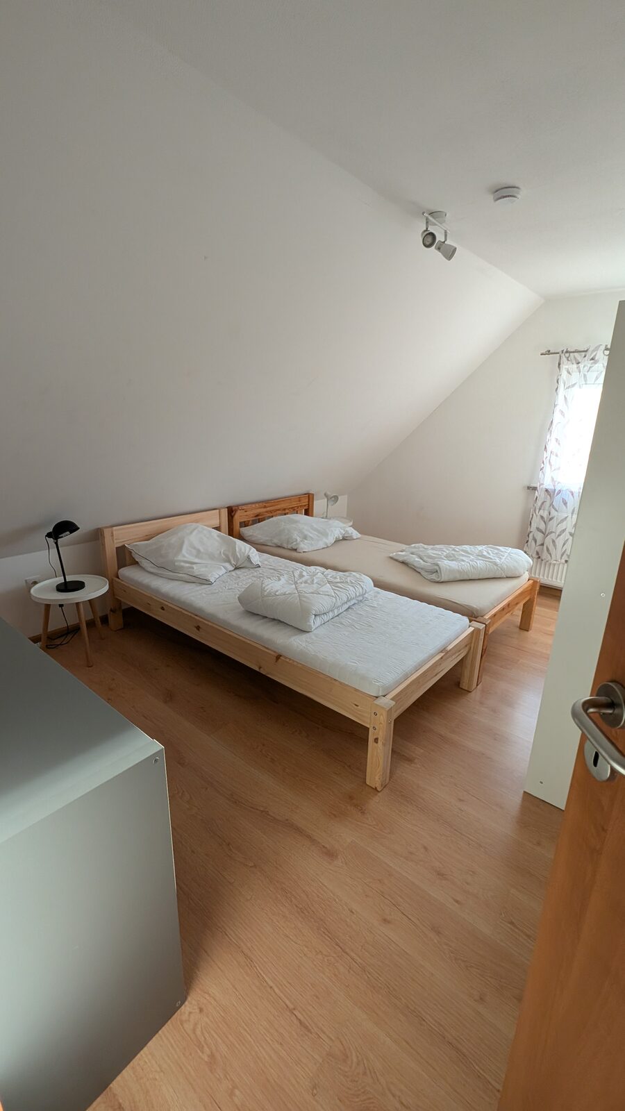 Schlafzimmer 3 mit zwei Einzelbetten und Schrank